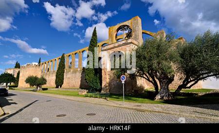 Historische Mauern und Aquädukt in Alentejo Stadt Serpa Stockfoto