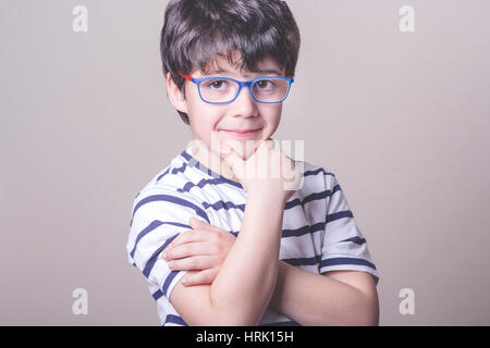 Fröhlicher Junge mit Brille Stockfoto