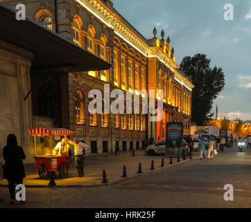 NUSS-VERKÄUFER IN DER ABENDDÄMMERUNG VOR ISBANK MUSEUMSGEBÄUDE ISTANBUL TÜRKEI Stockfoto