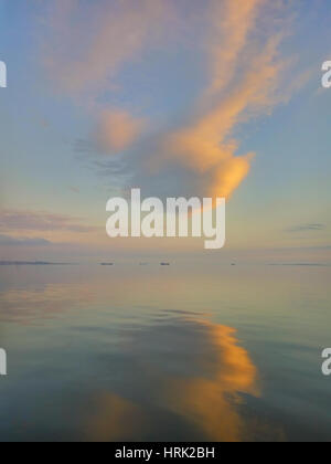 Reflexion der Wolken im Kaspischen Meer in der Bucht von Baku Stockfoto