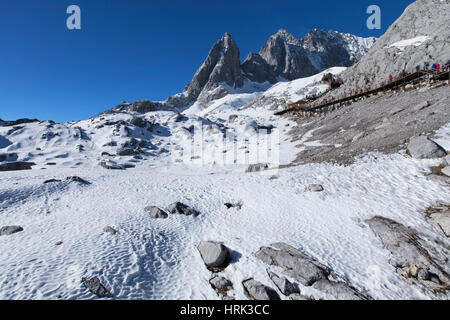 Touristen auf Jade Dragon Snow Mountain (Yulong Xueshan), Lijiang, Yunnan, China Stockfoto