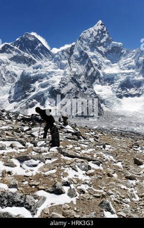 Eine erschöpfte Frau Wanderer auf dem Gipfel des Kala Pattar in der Khumbu-Region von Nepal, mit Mount Everest über Stockfoto