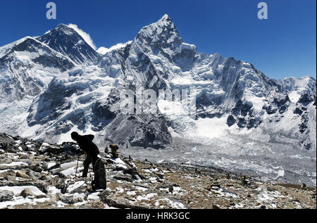 Eine erschöpfte Frau Wanderer auf dem Gipfel des Kala Pattar in der Khumbu-Region von Nepal, mit Mount Everest über Stockfoto