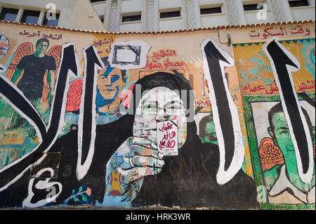 Ägypten, Kairo: Menschen erobern die Straßen und öffentlichen Raum im Allgemeinen, immer mehr Graffiti und Wandbilder erscheinen. Stockfoto