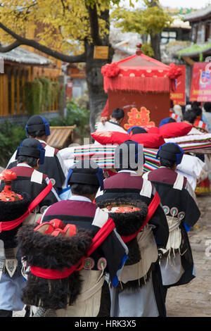 Naxi-Frauen tragen traditionelle Kleidung in Parade, Lijiang (UNESCO Weltkulturerbe), Yunnan, China Stockfoto