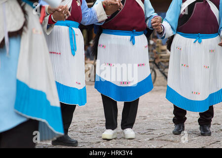 Naxi Frauen tragen traditionelle Kleidung Durchführung tanzen, Lijiang (UNESCO Weltkulturerbe), Yunnan, China Stockfoto