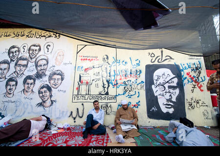 Ägypten, Kairo: Menschen erobern die Straßen und öffentlichen Raum im Allgemeinen, immer mehr Graffiti und Wandbilder erscheinen. Stockfoto