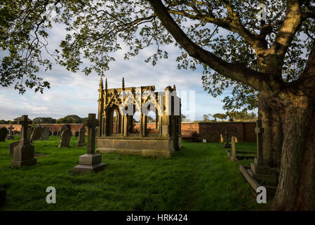 Eine aufwendige steinernen Mausoleum auf dem Friedhof von St. Oswald Kirche, Filey, North Yorkshire, England. Stockfoto