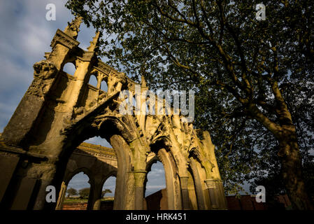 Eine aufwendige steinernen Mausoleum auf dem Friedhof von St. Oswald Kirche, Filey, North Yorkshire, England. Stockfoto