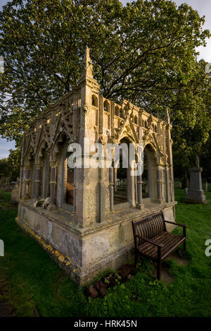 Eine aufwendige steinernen Mausoleum auf dem Friedhof von St. Oswald Kirche, Filey, North Yorkshire, England. Stockfoto