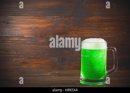 St Patricks Tag Konzept grüne Becher Bier aus Holz Hintergrund. Freiraum für text Stockfoto