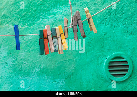 Wäscheklammern, hängen, Wäscheleine Pflanzenwand strukturierten Hintergrund in Burano, Venedig, Italien im Januar Stockfoto