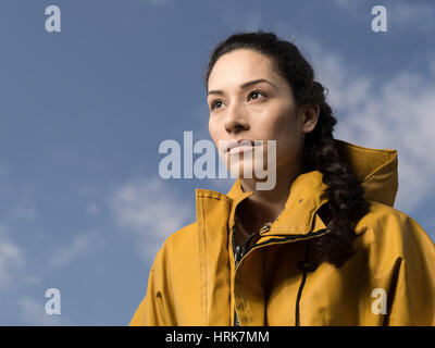 Frau tragen gelbe Sturm Jacke Stockfoto