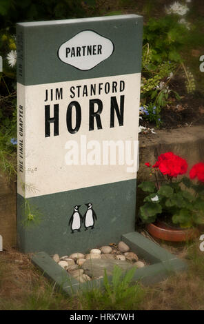 Grabstein des Jim Stanford Horn in Form von Taschenbuch auf dem Highgate Cemetery Stockfoto