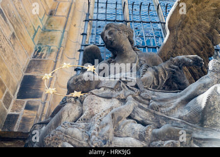 Tschechische Republik. Statue des Heiligen Johannes von Nepomuk in St. Vitus Cathedral Stockfoto