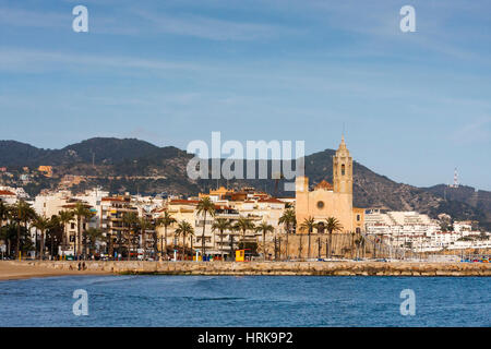 Strand von Sitges Stadt mit Sant Bartomeu ich Santa Tecla in der Ferne, Katalonien, Spanien, Europa Kirche Stockfoto