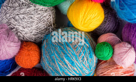 Garn zum stricken. bunte Wolle Garn Kugeln Stockfoto