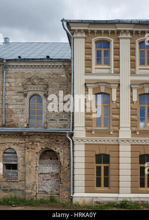 Architektonischen Kontrast Kreuzung der alten und neuen Gebäuden. Ein Gebäude wurde renoviert und in sehr schlechtem Zustand Stockfoto