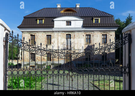 Geschlossenen Tor vor dem alten Gebäude. Fokus auf den Vordergrund. Stockfoto