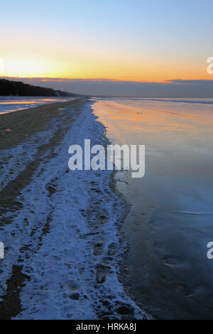 An der Küste des Golfs von Riga im Winter Abend. Jurmala, Lettland Stockfoto