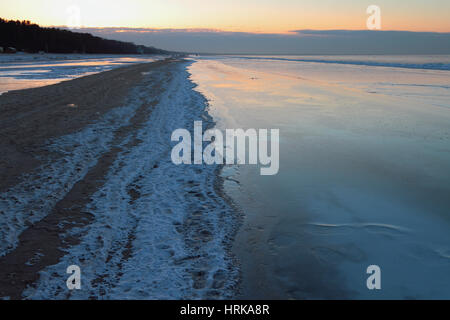 Küste des Golfs von Riga im Winter Abend. Jurmala, Lettland Stockfoto