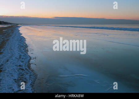 Golf von Riga im Winter Abend. Jurmala, Lettland Stockfoto