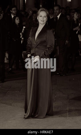 London, UK, 7. Oktober 2015: Meryl Streep (Bild digital verändert, Sepia-Effekt) besucht Suffragette Filmpremiere und Gala Abend der Eröffnung, 59. BFI London Film Festival in London Stockfoto