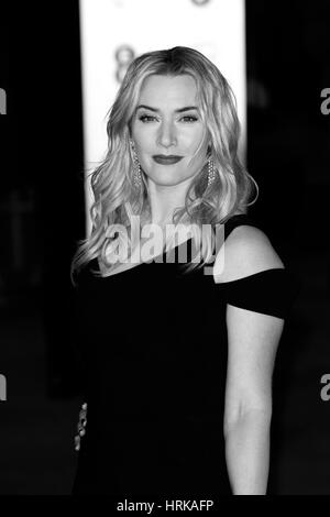 LONDON - 14. Februar 2016: Kate Winslet (Bild digital verändert, Monochrom) besucht die EE Bafta British Academy Film Awards am Royal Opera House am 14. Februar 2016 in London Stockfoto