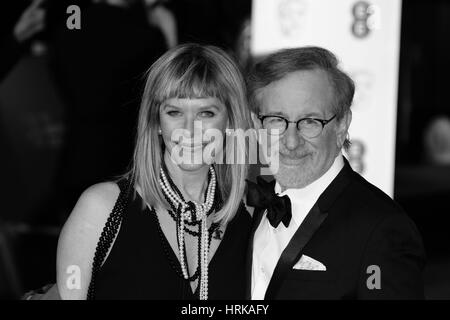 LONDON - 14. Februar 2016: Kate Capshaw und Steven Spielberg (Bild digital auf Monochrome verändert) die EE Bafta British Academy Film Awards am Royal Opera House in London am 14. Februar 2016 teilnehmen Stockfoto