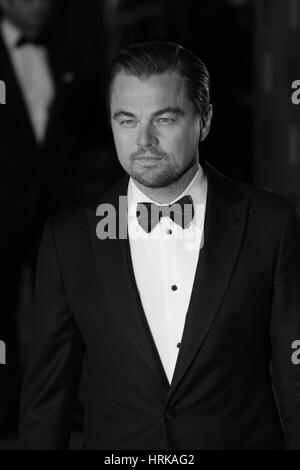 LONDON - 14. Februar 2016: Leonardo DiCaprio (Bild digital verändert, Monochrom) besucht die EE Bafta British Academy Film Awards am Royal Opera House am 14. Februar 2016 in London Stockfoto