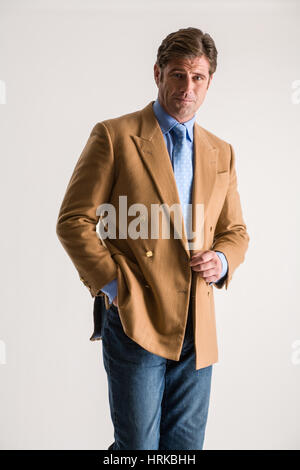 Kaukasische Reifen gut aussehend männlichen in einem studio Stockfoto