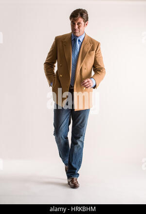 Kaukasische Reifen gut aussehend männlichen in einem studio Stockfoto