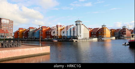 Bunte skandinavische Holzhäuser am Reitdiephaven. Moderne Wohnanlage in der Stadt Groningen, Niederlande Stockfoto