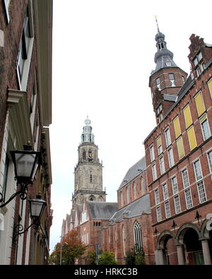 Mittelalter-Martini-Kirche und Turm in Groningen, Niederlande, älteste Kirche und Wahrzeichen der Stadt gesehen von Sint Jansstraat. Stockfoto