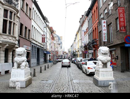 Großen steinernen Löwen markieren den Eingang von Antwerpen Chinatown, Wesenbekestraat, zentrale Antwerpen, Belgien Stockfoto