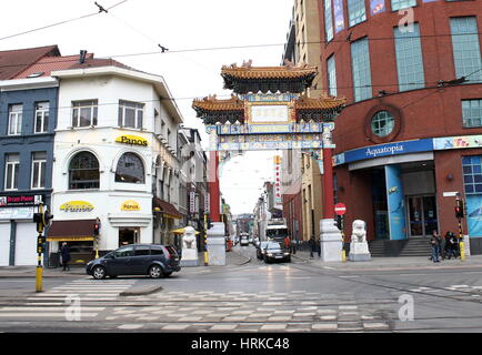 Große hölzerne Tor markiert den Eingang des Antwerpen Chinatown, Wesenbekestraat, zentrale Antwerpen, Belgien Stockfoto