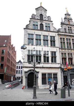 Alten Monental Guildhall an der Ecke der Grote Markt (großer Marktplatz), Antwerpen, Belgien. Maria-Statue. Stockfoto