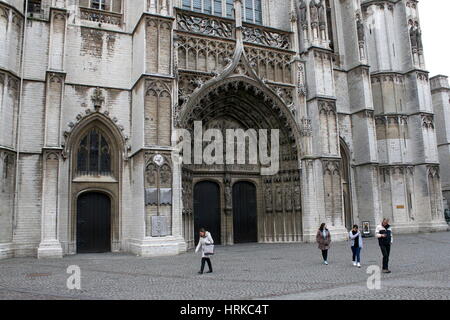 Fassade der gotischen Kathedrale unserer Dame (Onze-Lieve-Vrouwekathedraal), Handschoenmarkt Quadrat, Antwerpen, Belgien Stockfoto