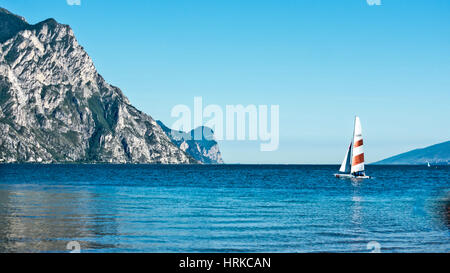 Eine Segelyacht in Torbole Stockfoto