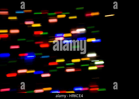 Rot, orange, blau, gelb und grün leuchten im Dunkeln. Moement zu verwischen, um Dynamik zu schaffen Stockfoto