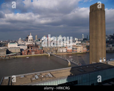 St. Pauls und die Millennium Brücke von der Aussichtsplattform des Tate Modern Schalter House, London, England Stockfoto