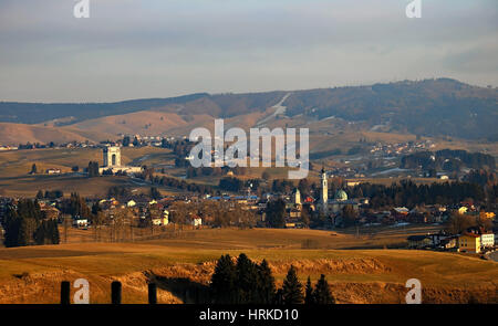 Panorama der Stadt von Asiago in Norditalien mit das Denkmal für die Soldaten, die während des ersten Weltkrieges fiel Stockfoto