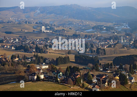 Panorama der Stadt von Asiago in Norditalien mit das Denkmal für die Soldaten, die während des ersten Weltkrieges fiel Stockfoto