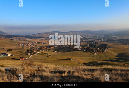 Panorama der Stadt von Asiago in Norditalien im Herbst Stockfoto