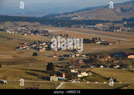 Panorama der Stadt von Asiago in der Provinz Vicenza in Norditalien und die Start-und Landebahn von der City-Airport landen Stockfoto