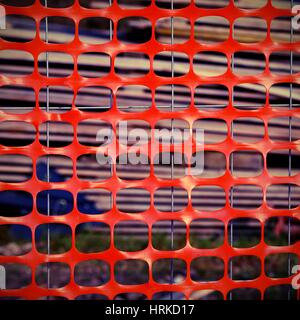 Kunststoff Netz des Schutzes einer Baustelle beim Bau eines Gebäudes Stockfoto
