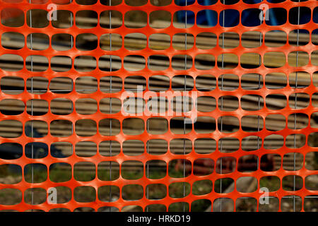 Orange Kunststoff Schutznetz zur Abgrenzung der Gegend einer Gefahr, die Baustelle während der Bauphase eines Gebäudes Stockfoto