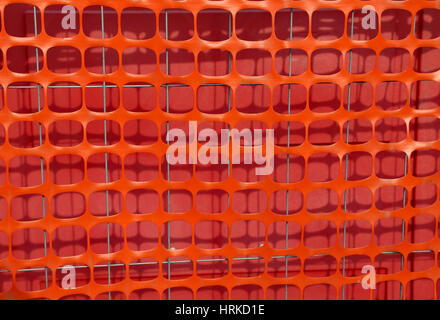 Orange Kunststoff Schutznetz zur Abgrenzung der Gegend einer Gefahr, die Baustelle während der Bauphase Stockfoto