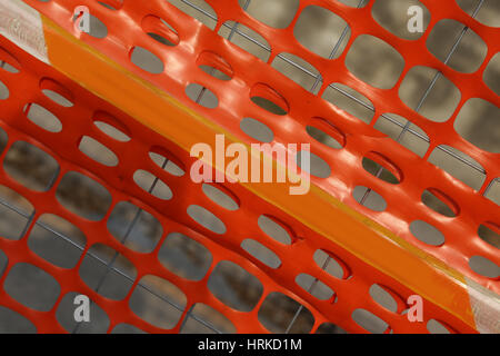 Kunststoff orange Sicherheitsnetz um den Bereich einer Baustelle in der Stadt zu begrenzen Stockfoto