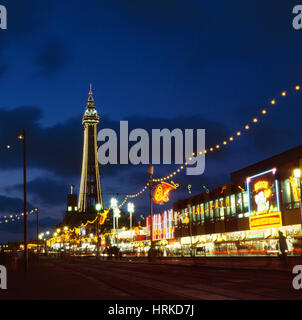 Blackpool Tower und der Promenade in der Nacht, Lancashire, UK. Stockfoto